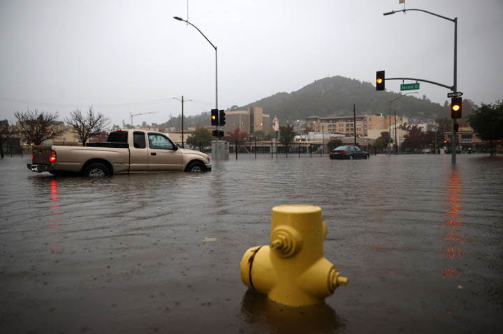 Sebuah 'bom siklon' yang membawa banjir dan tanah longsor melanda California, Amerika Serikat, Minggu, 24 Oktobe3 2021. Bencana alam tersebut menumbangkan tiang-tiang listrik dan pepohonan serta mengakibatkan dua orang meninggal dunia.