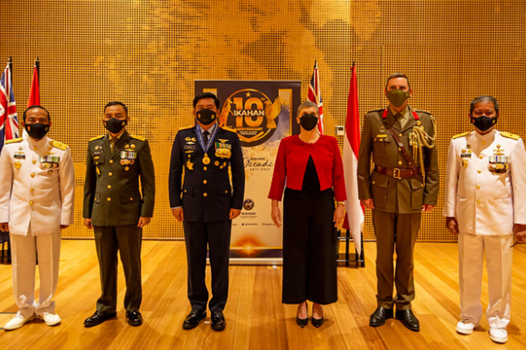 Panglima TNI Marsekal Hadi dianugerahi penghargaan kehormatan Order of Australia (Divisi Militer). Penghargaan ini sebagai pengakuan atas tekad dan komitmen yang luar biasa terhadap hubungan pertahanan bilateral.