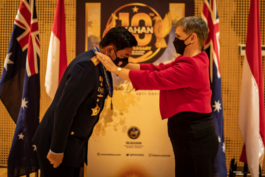 Gelar kehormatan tersebut disematkan langsung oleh Duta Besar Australia untuk Indonesia, Penny Williams, di Kedutaan Besar Australia di Jakarta, Selasa, 26 Oktober 2021.