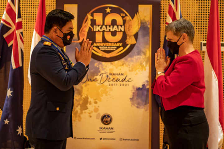 Penny Williams, mengatakan bahwa bintang penghargaan ini untuk menghormati pencapaian cemerlang Marsekal Hadi Tjahjanto, termasuk peran integralnya dalam mendukung koordinasi dan kolaborasi di antara angkatan bersenjata Australia dan Indonesia.