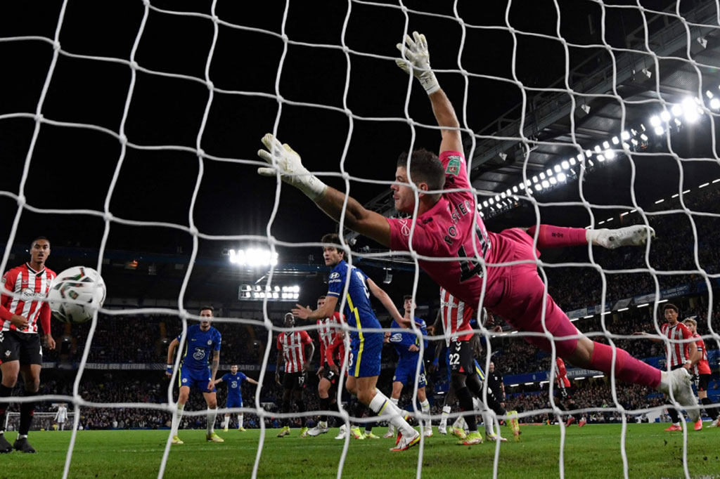 Kai Havertz membawa The Blues memimpin semenit jelang turun minum lewat tandukan kerasnya menyambut sepak pojok Hakim Ziyech yang gagal diantisipasi kiper Fraser Forster.