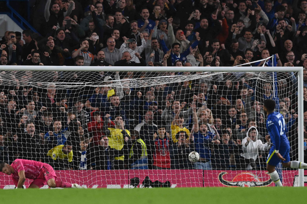 Tetapi Reece James yang jadi algojo kelima Chelsea sukses memperdaya Forster untuk mengunci kemenangan 4-3 bagi tuan rumah.  