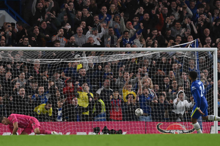 Tetapi Reece James yang jadi algojo kelima Chelsea sukses memperdaya Forster untuk mengunci kemenangan 4-3 bagi tuan rumah.  