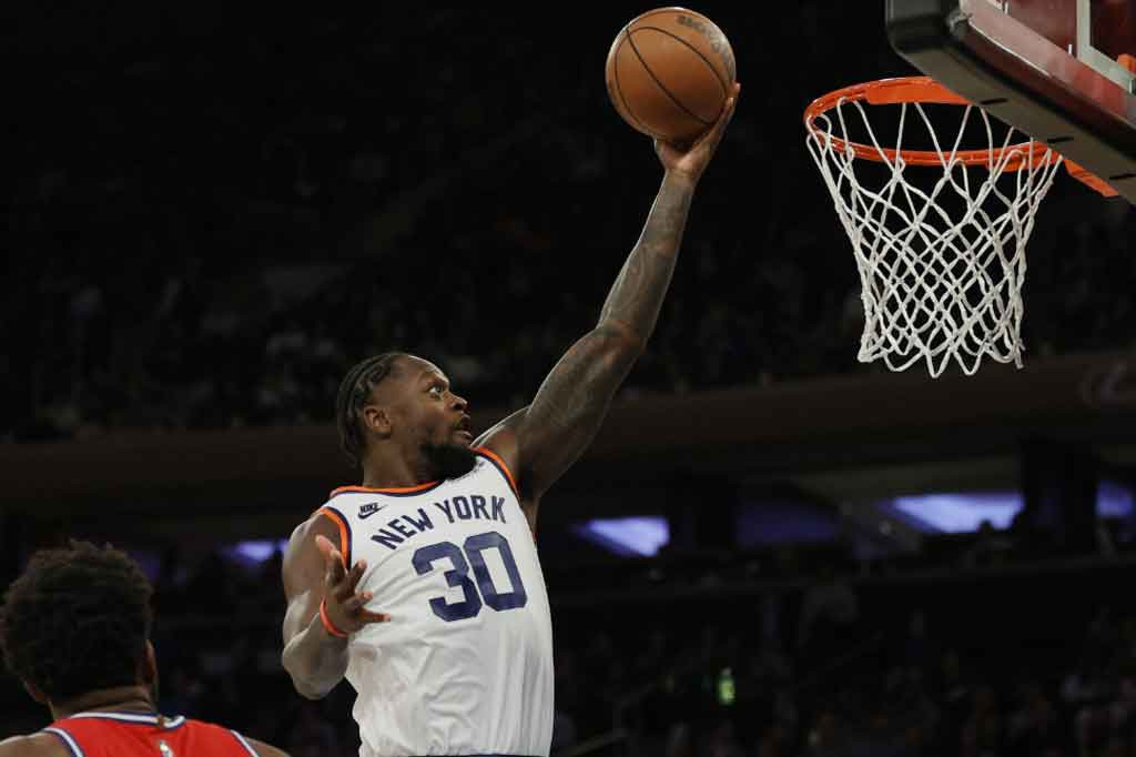 Julius Randle mengemas double-double dengan 16 poin dan 11 rebound, sementara Evan Fournier menghasilkan 18 poin bagi Knicks, yang mengalahkan 76ers untuk pertama kalinya sejak 12 April 2017. 