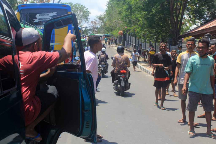 Para pengemudi angkot menuntut agar tarif angkot dari semula Rp2 ribu dinaikkan menjadir Rp3 ribu, sementara untuk umum menjadi Rp5 ribu perorang.