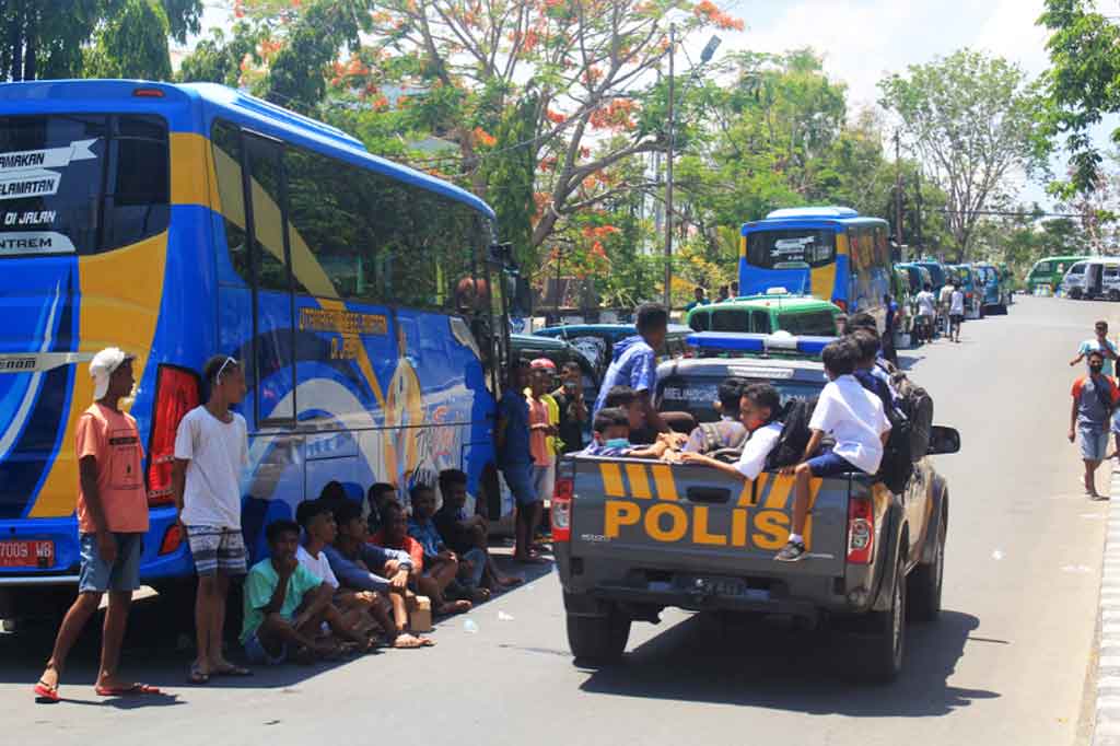 Aksi yang dilakukan di halaman kantor GUbernur NTT itu mengakibatkan ruas jalan EL Tari Kupang macet, sehingga membuat sejumlah polisi bekerja keras untuk mengurainya. Mobil polisi juga dikerahkan untuk mengangkut penumpang yang terlantar.