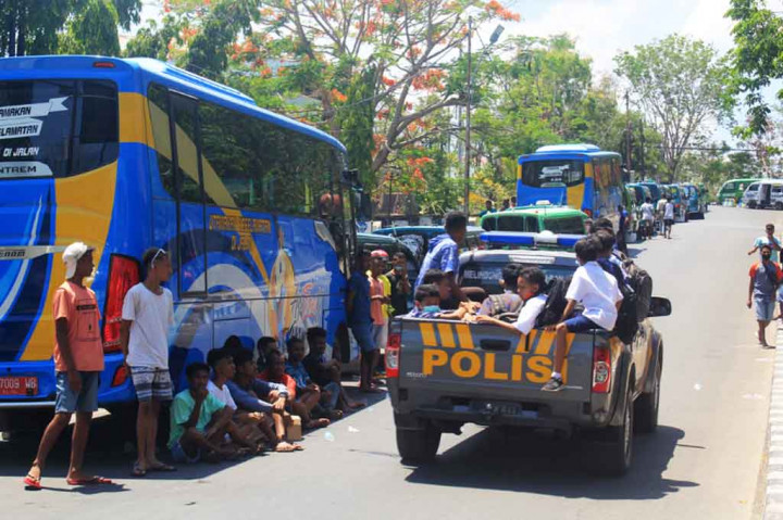 Aksi yang dilakukan di halaman kantor GUbernur NTT itu mengakibatkan ruas jalan EL Tari Kupang macet, sehingga membuat sejumlah polisi bekerja keras untuk mengurainya. Mobil polisi juga dikerahkan untuk mengangkut penumpang yang terlantar.