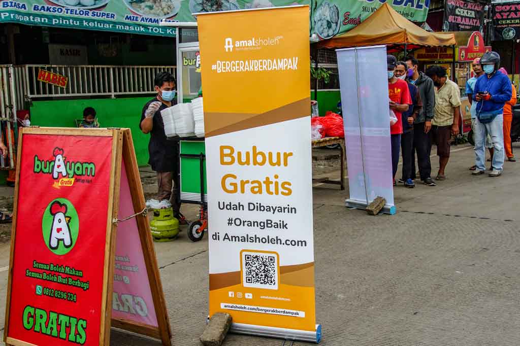 Untuk meringankan beban dan membantu warga yang tengah kesulitan di masa pandemi covid-19, sejumlah relawan di daerah Kukusan, Depok, Jawa Barat membagikan bubur ayam gratis setiap hari.