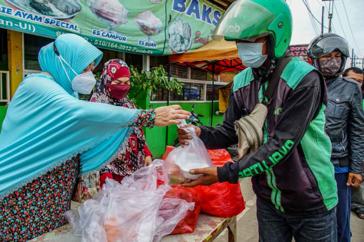 Burayam membagikan bubur ayam secara gratis sebanyak 90-120 porsi setiap hari kepada warga yang membutuhkan.