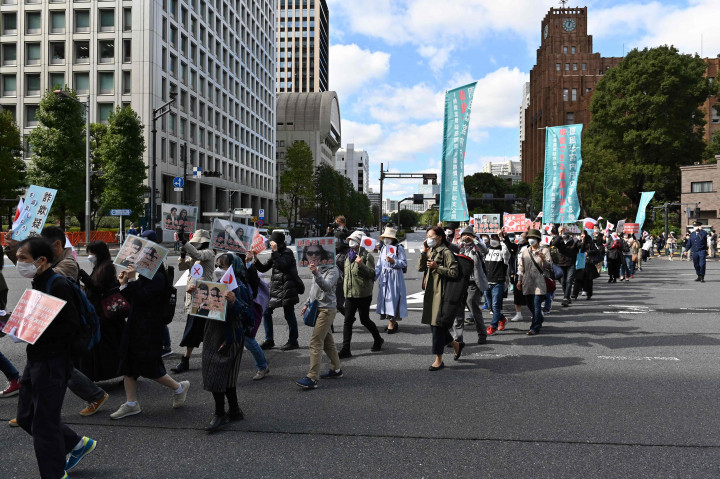 Para pengunjuk rasa menentang pernikahan tersebut. 