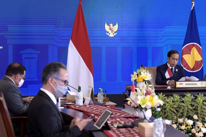 Ketiga, Presiden menuturkan perlu adanya penguatan koordinasi dalam hal menyelaraskan kebijakan menghadapi pandemi.