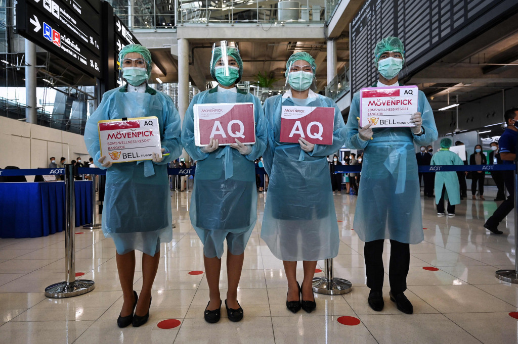 Staf dengan alat pelindung diri (APD) di Bandara Internasional Suvarnabhumi berlatih prosedur untuk pembukaan kembali Thailand, di Bangkok, Rabu, 27 Oktober 2021.