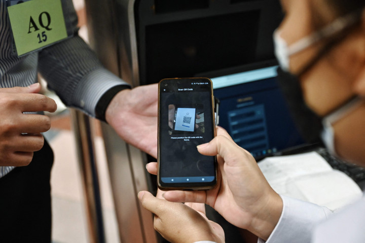 Petugas menggunakan kode QR untuk memasuki jalur masuk baru di Bandara Internasional Suvarnabhumi saat mereka berlatih prosedur untuk pembukaan kembali Thailand, di Bangkok, Rabu, 27 Oktober 2021.