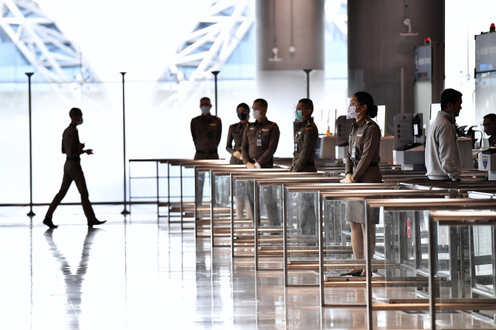 Petugas imigrasi menunggu di jalur imigrasi Bandara Internasional Suvarnabhumi saat mereka berlatih prosedur untuk pembukaan kembali Thailand, di Bangkok, Rabu, 27 Oktober 2021.
