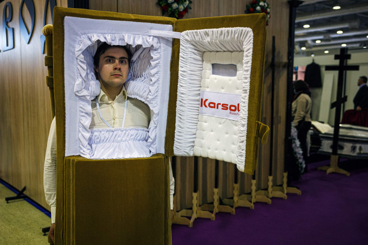 Melihat Pameran Pemakaman Tahunan di Moskow
