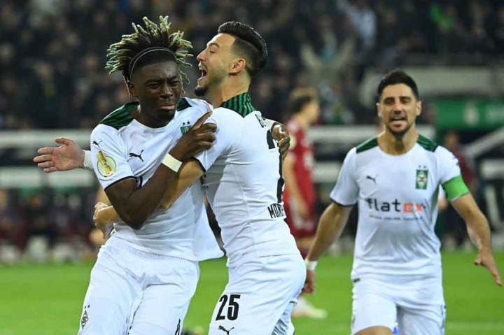 Sama-sama menurunkan sebagian besar pemain utama di pertandingan ini, Gladbach sukses membuka keunggulan lewat serangan pertama mereka yang diakhiri sepakan akurat Kouadio Kone di dalam kotak penalti.