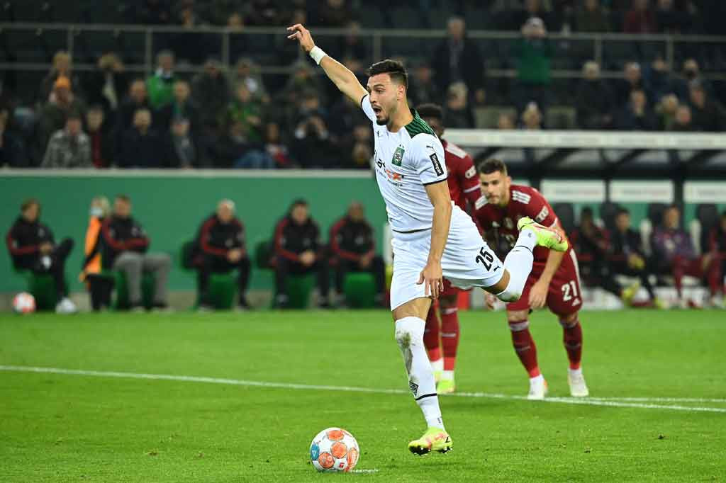 Petaka bagi Die Roten berlanjut saat wasit Tobias Stieler tanpa ragu menunjuk titik putih lima menit kemudian menyusul pelanggaran Hernandez terhadap Embolo di dalam kotak terlarang. Bensebaini yang jadi algojo dengan dingin memperdaya kiper Manuel Neuer untuk menambah keunggulan Gladbach jadi 3-0 pada menit ke-21. Skor tidak berubah hingga babak pertama usai.