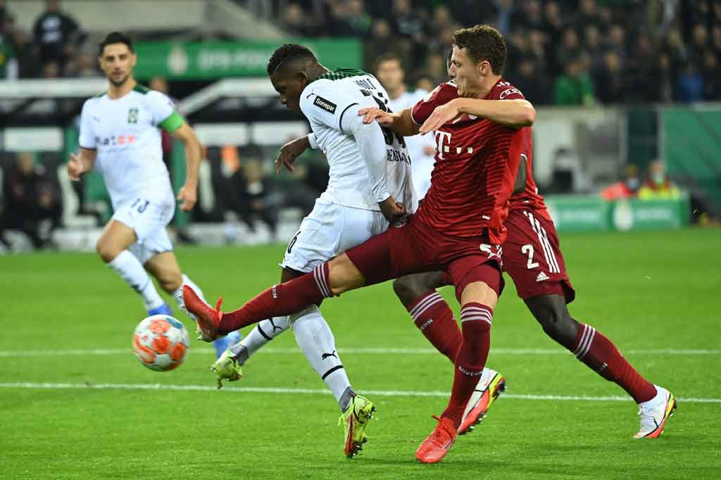 Pada menit ke-51 Gladbach memperlebar marjin keunggulan mereka jadi 4-0 saat Embolo mengolongi Neuer dengan tembakan volinya seusai memenangi duel bola panjang kiriman Nico Elvedi dengan Dayot Upamecano.
