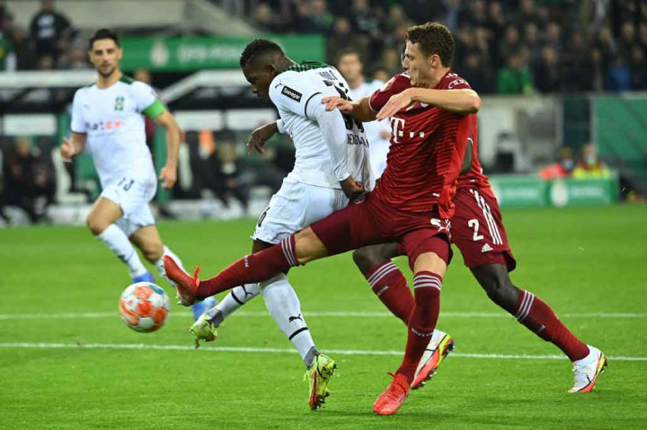 Pada menit ke-51 Gladbach memperlebar marjin keunggulan mereka jadi 4-0 saat Embolo mengolongi Neuer dengan tembakan volinya seusai memenangi duel bola panjang kiriman Nico Elvedi dengan Dayot Upamecano.