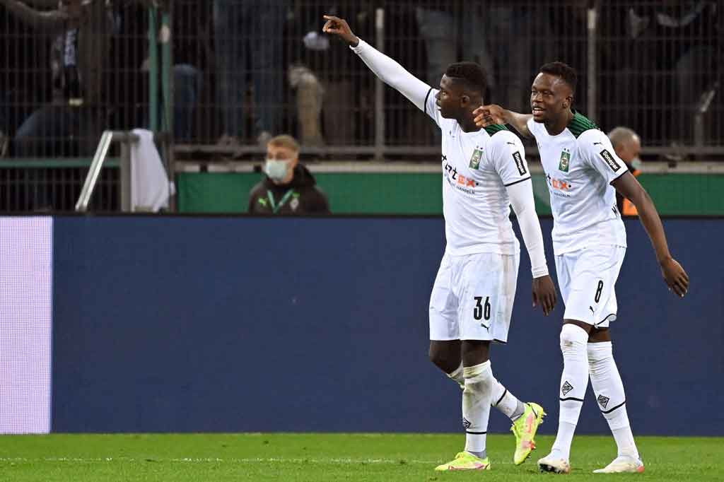 Lantas pada menit ke-57, Embolo mencetak gol keduanya setelah menerima umpan Luca Netz dan menaklukkan Neuer dengan sepakan menyilang yang bersarang ke pojok kanan bawah gawang Bayern. Gladbach lima, Bayern nol.