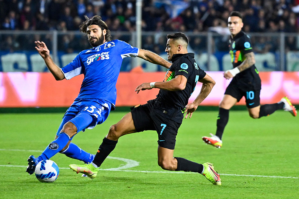 Sanchez nyaris menggandakan keunggulan semenit jelang turun minum, tapi tembakannya membentur tiang gawang.