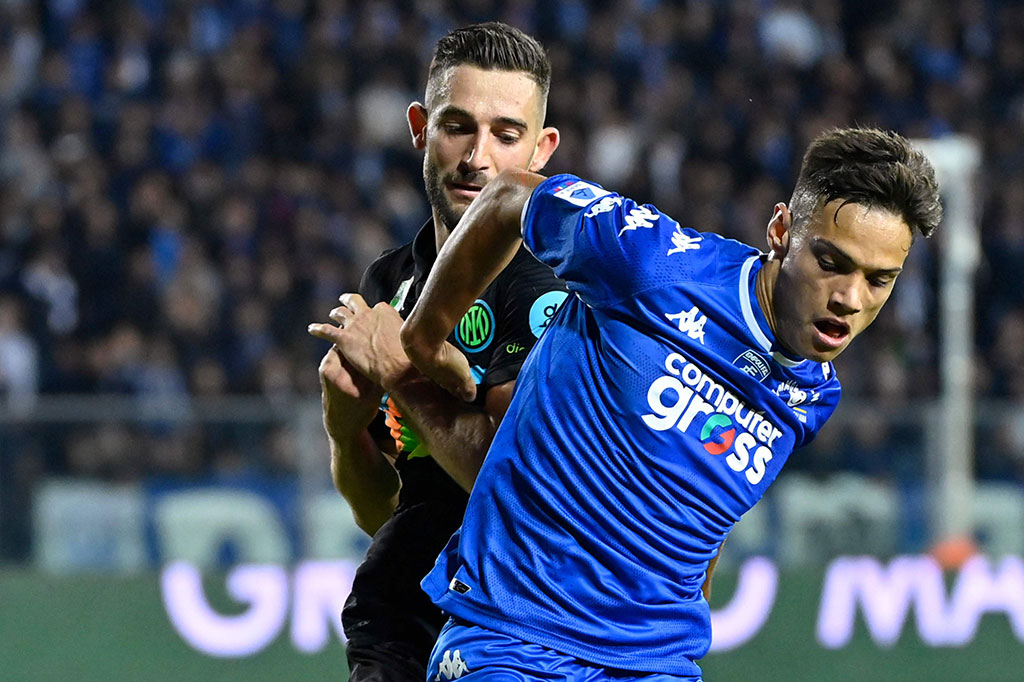 Tujuh menit babak kedua berjalan, Empoli harus kehilangan Samuele Ricci yang diganjar kartu merah langsung oleh wasit karena pelanggaran keras terhadap Alessandro Bastoni.