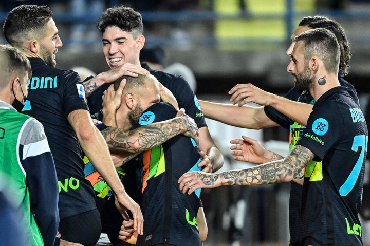 Unggul jumlah pemain dimanfaatkan Inter untuk menggandakan keunggulan menjadi 2-0 lewat gol Federico Dimarco pada menit ke-66.