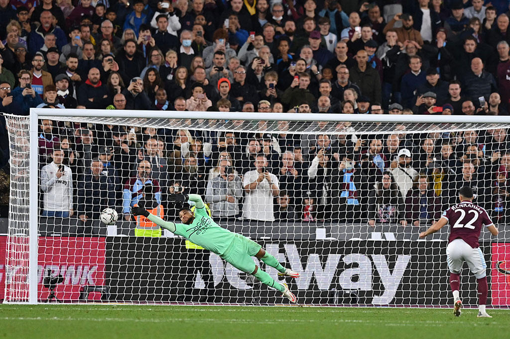 Sesudah itu tujuh algojo bergantian melesakkan bola ke dalam gawang, hingga tiba giliran Said Benrahma menjadi penendang kelima West Ham dan sukses memastikan langkah timnya ke perempat final.