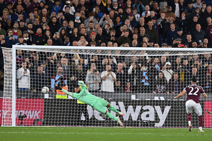 Sesudah itu tujuh algojo bergantian melesakkan bola ke dalam gawang, hingga tiba giliran Said Benrahma menjadi penendang kelima West Ham dan sukses memastikan langkah timnya ke perempat final.
