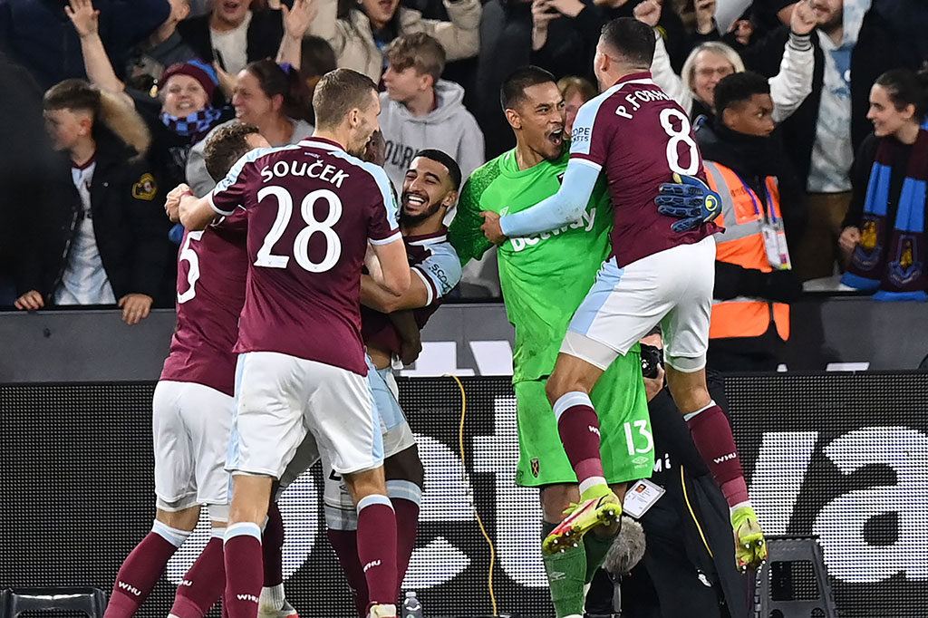 West Ham berhasil meraih tiket perempat final lewat kemenangan adu penalti 5-3.