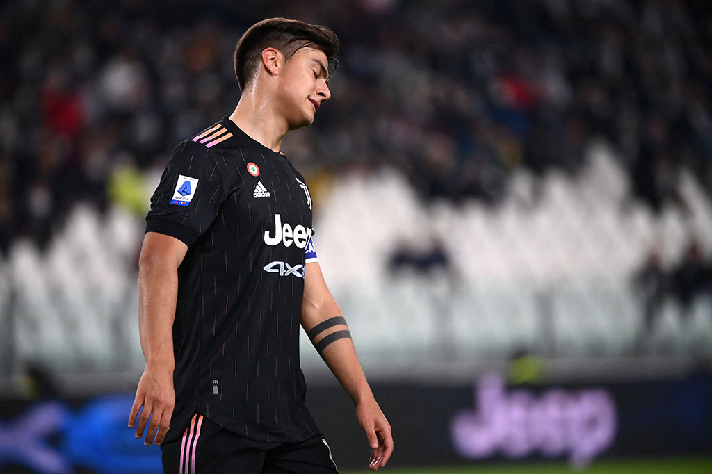 Juventus bermain lebih dominan sejak awal laga. Pada menit ke-38 Paulo Dybala nyaris memecah kebuntuan usai menyelesaikan umpan Manuel Locatelli. Sayang bola sepakannya dari luar kotak penalti masih membentur tiang gawang.