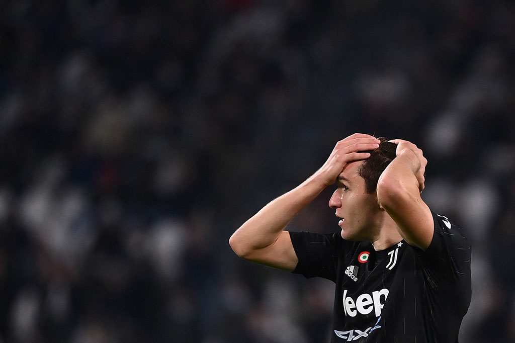 Juve menekan lagi dan pada menit ke-41 Federico Chiesa sukses lolos dari jebakan offside, sayang tembakannya terlalu tinggi di atas mistar gawang.