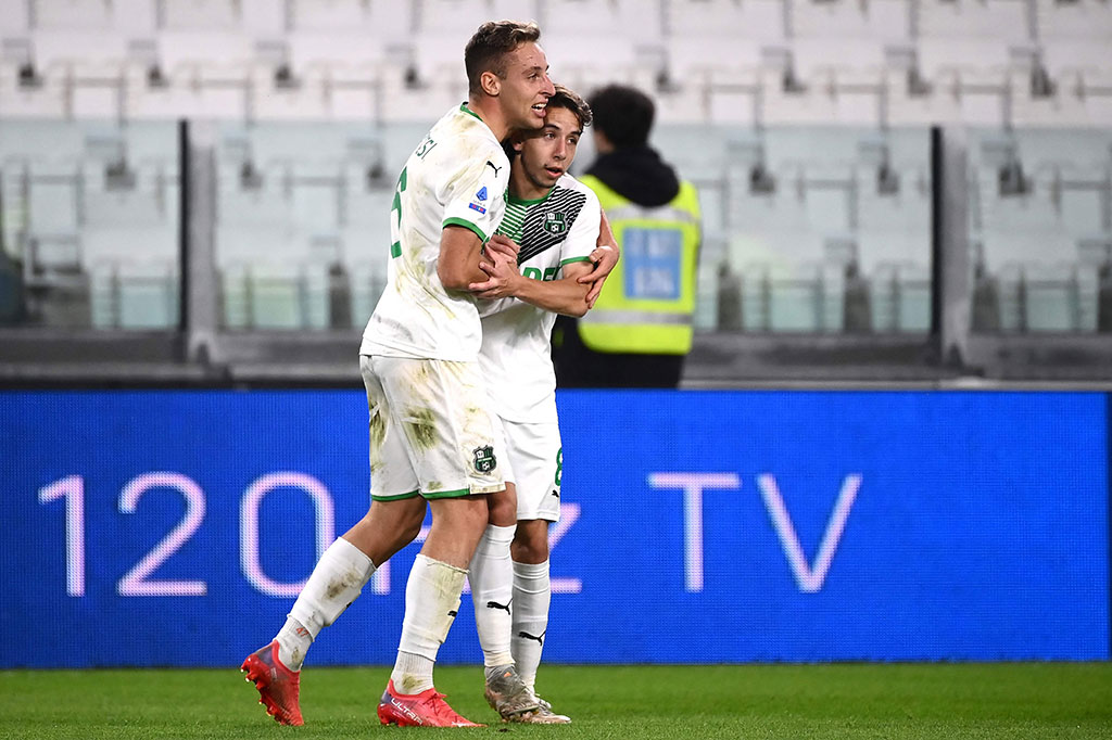 Kegagalan itu harus dibayar mahal sebab tiga menit kemudian lini belakang Juve gagal mengantisipasi umpan terobosan Gregorie Defrel yang disambut dengan ketenangan Davide Frattesi untuk menyarangkan bola ke gawang tuan rumah demi membuka keunggulan Sassuolo.