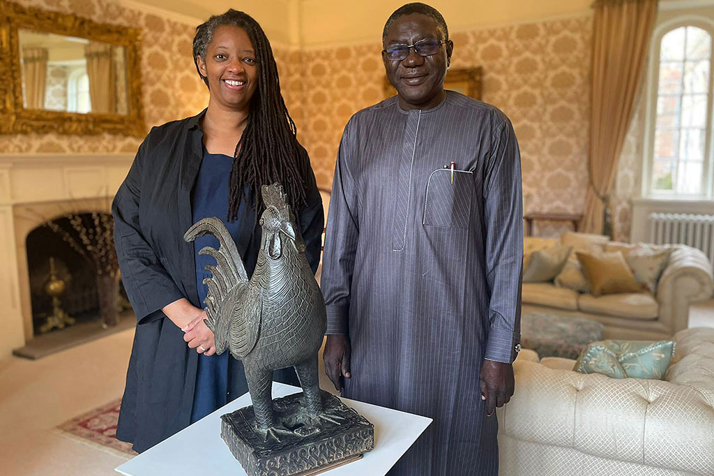 Master of Jesus College Sonita Alleyne (kiri) dan Direktur Jenderal Komisi Nasional untuk Museum dan Monumen Nigeria, Profesor Abba Isa Tijani berfoto bersana patung ayam jantan, yang dikenal sebagai 'Okukor', selama upacara penyerahan di Jesus College, University of Cambridge, Cambridge pada 27 Oktober 2021.