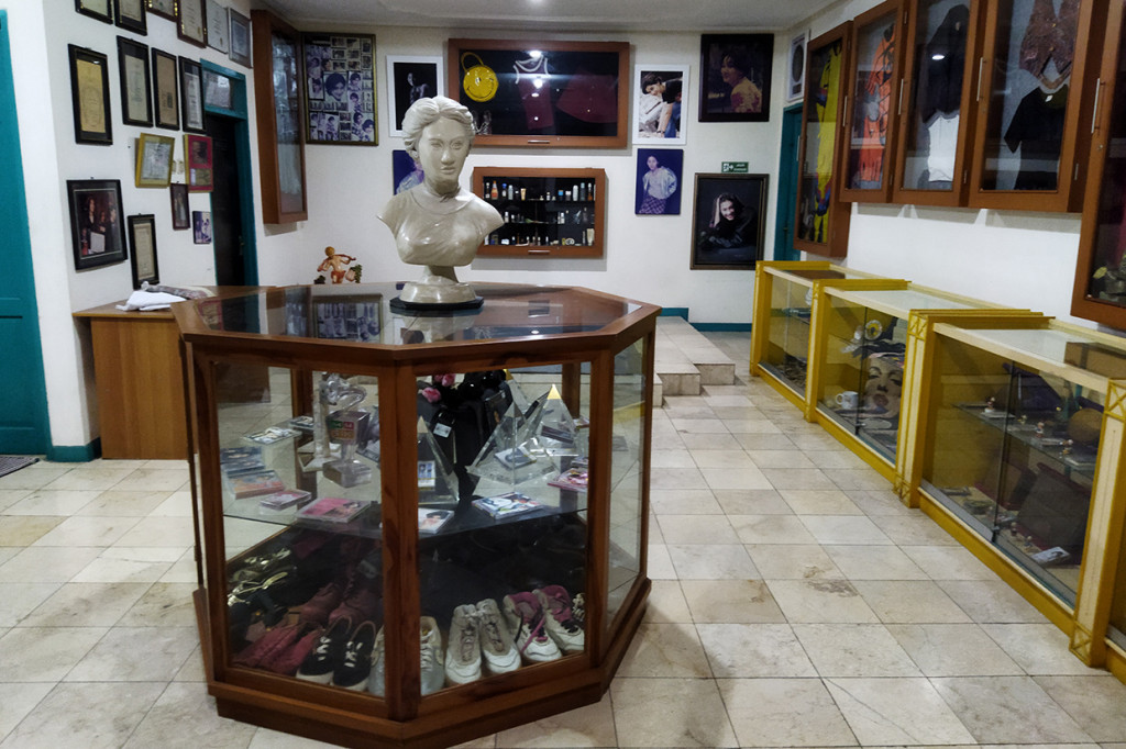 Museum Nike Ardilla beralamat di Komplek Arya Graha, Jalan Soekarno-Hatta, Kota Bandung. Fans lama yang ingin melepas rindu atau fans baru yang ingin tahu lebih dalam soal Nike Ardilla bisa datang mengunjungi museum ini.