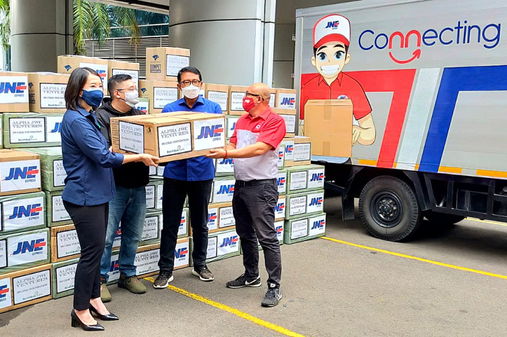 Media Group bersama Benihbaik.com menerima donasi 100 ribu masker dari Alpha JWC Ventures dan HS Chau Foundation, untuk disalurkan melalui JNE ke pekerja rumah sakit, non medis, pasien dan 60 faskes di Jogja, Jateng, Jabar, Bali, NTT dan Lampung.