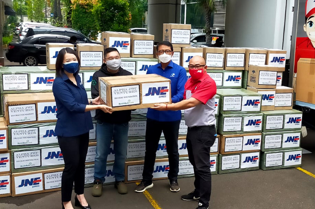 Dari kiri Erika Dianasari dari Alpha JWC Ventures, Co Founder Benihbaik.com Firdaus Juli, Ketua Yayasan Media Group Ali Sadikin dan Doedi hadji Marketing Communication Division Head JNE, berfoto bersama saat penyerahan donasi secara simbolis di kompleks Media Group, Jakarta, Kamis, 28 Oktober 2021.
