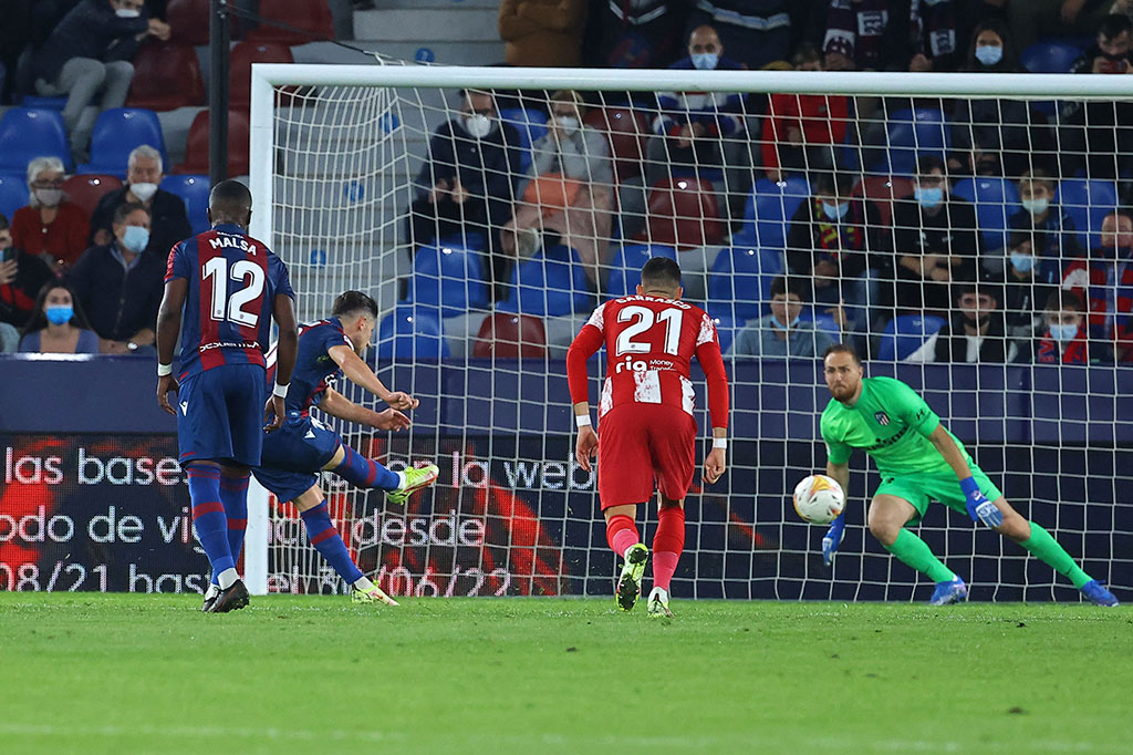 Pada menit ke menit ke-36, tuan rumah mendapatkan hadiah penalti setelah Ruben Vezo dilanggar Luis Suarez di kotak terlarang. Enis Bardhi, yang maju sebagai eksekutor sukses menjalankan tugasnya dan mengubah skor menjadi 1-1.