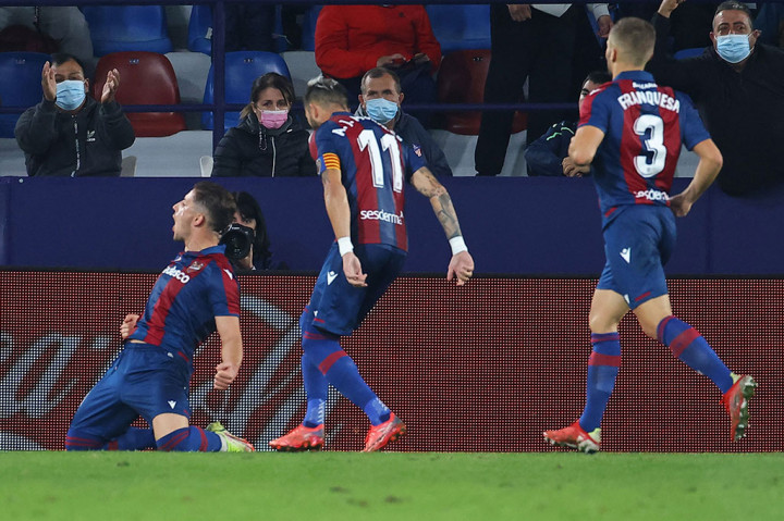 Saat Atletico hampir memenangkan pertandingan, Levante secara dramatis menyamakan kedudukan pada menit ke-90 lewat penalti kedua Enis Bardhi setelah Renan Lodi melakukan handball di kotak terlarang. Pertandingan berakhir dengan skor imbang 2-2.