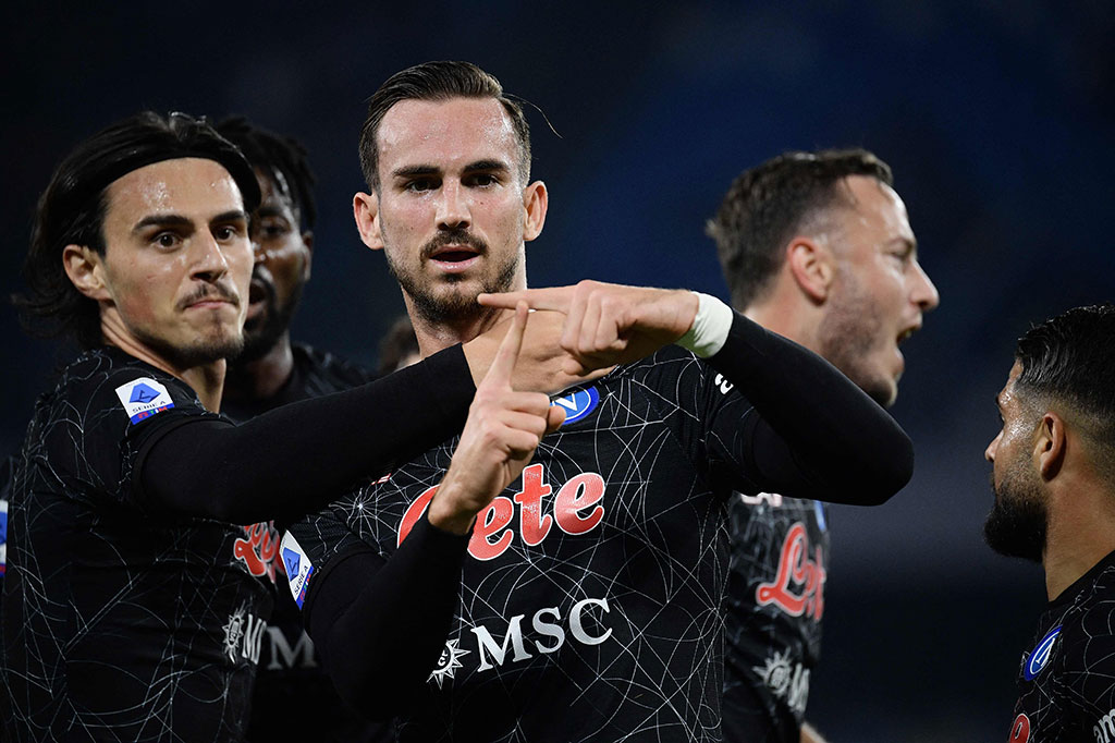 Setelah kehilangan poin untuk pertama kalinya musim ini di pertandingan sebelumnya, Napoli tampil menekan sejak awal laga dan mampu membuka keunggulan pada menit ke-18 melalui gol Rabian Ruiz.