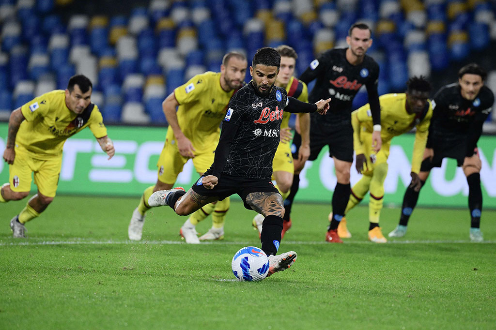 Napoli lantas memperoleh hadiah tendangan penalti pada menit ke-37 setelah Gary Medel dinilai handball di dalam kotak terlarang, yang belakangan dikonfirmasi oleh VAR. Lorenzo Insigne menghadapi bola di titik putih dan sukses menyarangkannya ke pojok kiri bawah gawang tim tamu untuk menggandakan keunggulan timnya pada menit ke-41. 