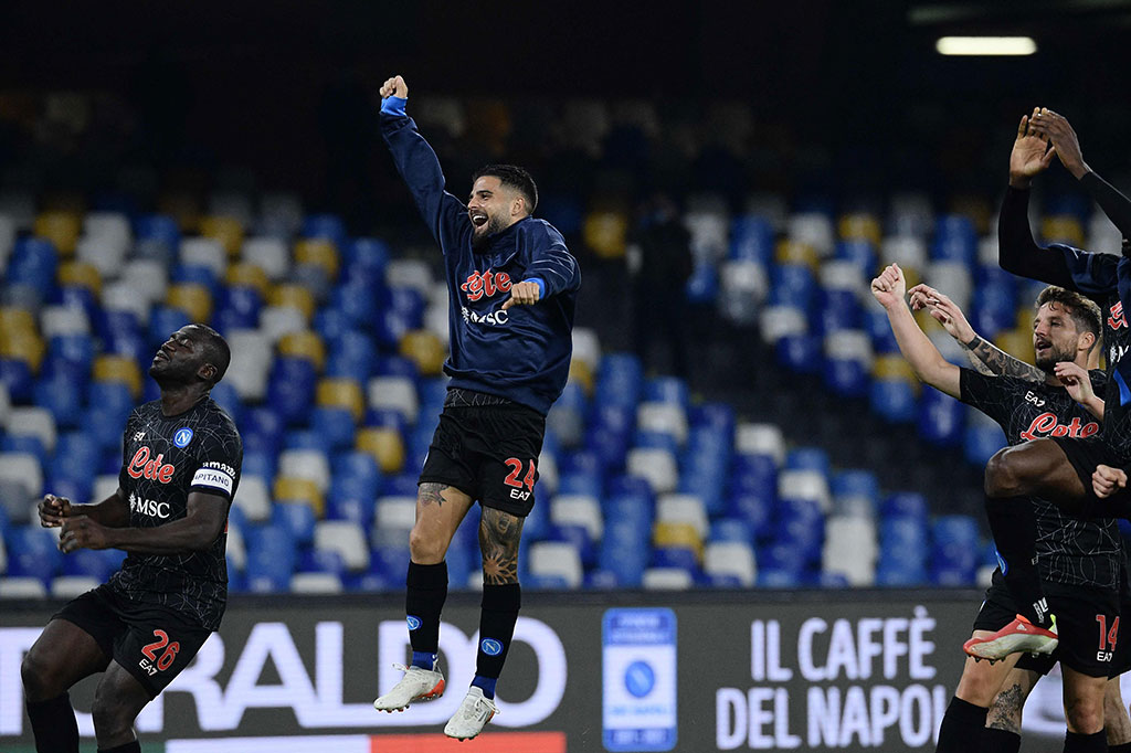 Napoli kembali ke puncak klasemen setelah sempat digusur oleh AC Milan dua hari sebelumnya. Kedua tim sama-sama mengoleksi 28 poin, tapi Napoli punya keunggulan selisih gol. Sementara Bologna, yang menelan kekalahan ketiganya dalam lima pertandingan terakhir, melorot ke urutan ke-12 dengan 12 poin.  