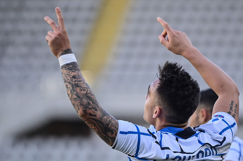 Lautaro Martinez resmi menandatangani perpanjangan kontrak yang akan membuatnya bertahan di Inter Milan hingga Juni 2026.