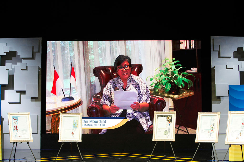Memperingati Hari Sumpah Pemuda dan Bulan Bahasa, Media Indonesia menggelar Indonesia Sejati Festival Bahasa dan Sastra 2021. Acara berlangsung selama tiga hari, 27-29 Oktober. Pembacaan puisi oleh para menteri dan penyair turut menyemarakkan puncak acara. Wakil Ketua MPR Lestari Moerdijat juga turut membacakan puisi.