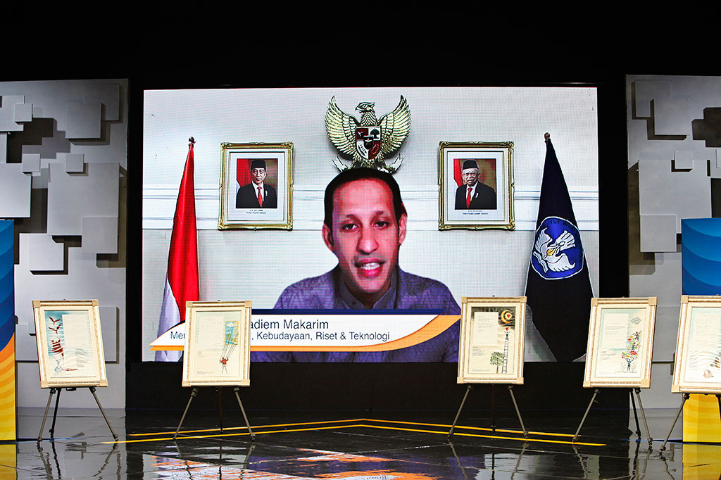 Beberapa menteri yang ikut membaca puisi di antaranya adalah Menkeu Sri Mulyani, Menparekraf Sandiaga Uno yang membacakan Aku Ingin karya Sapardi, dan Mendikbudristek Nadiem Makarim membacakan Bulan Tertusuk Ilalang karya Dzawawi Imron.