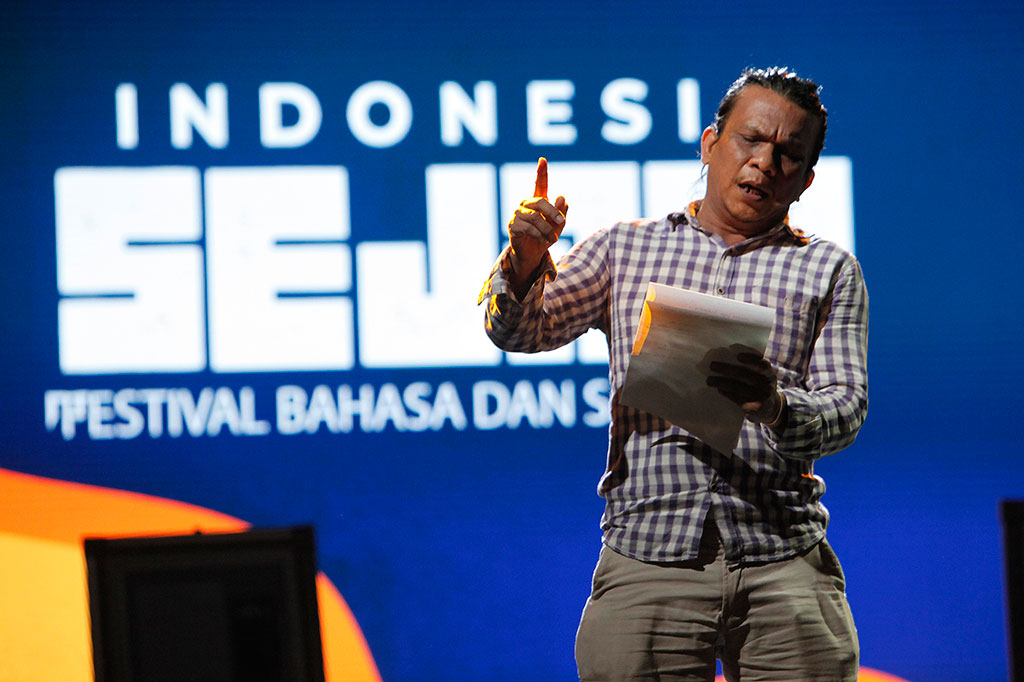 Selain itu, penyair Sihar Ramses juga turut membawakan puisi karyanya yang dibacakan secara langsung di Grand Studio Metro TV, Kebon Jeruk, Jakarta Barat. Sihar juga turut menyumbangkan puisinya untuk dilelang pada acara ini.
