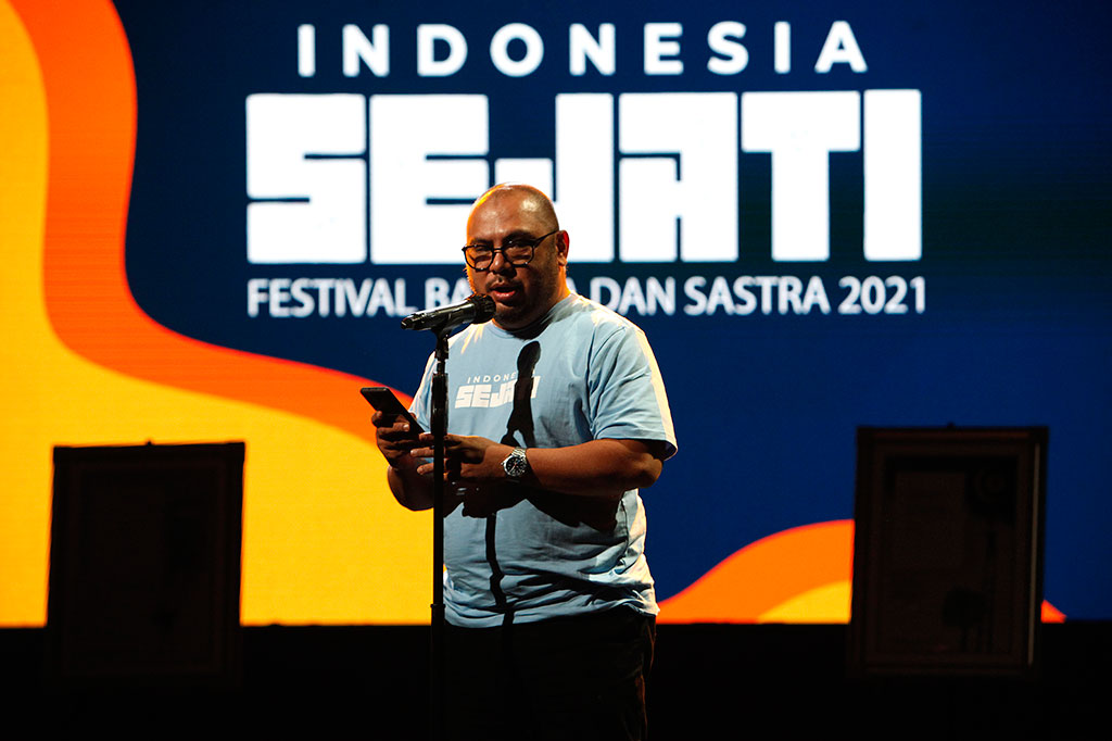 Jajaran direksi Media Group dan direksi Media Indonesia pun turut membacakan puisinya, termasuk CEO Media Group Mirdal Akib yang membacakan karya Iwan Jaconiah. Ada juga juri sayembara cerpen Festival Bahasa dan Sastra 2021 Media Indonesia Setyo Wardoyo yang membacakan karyanya sendiri, dan Ade Alawi yang membacakan karya Iwan Jaconiah.