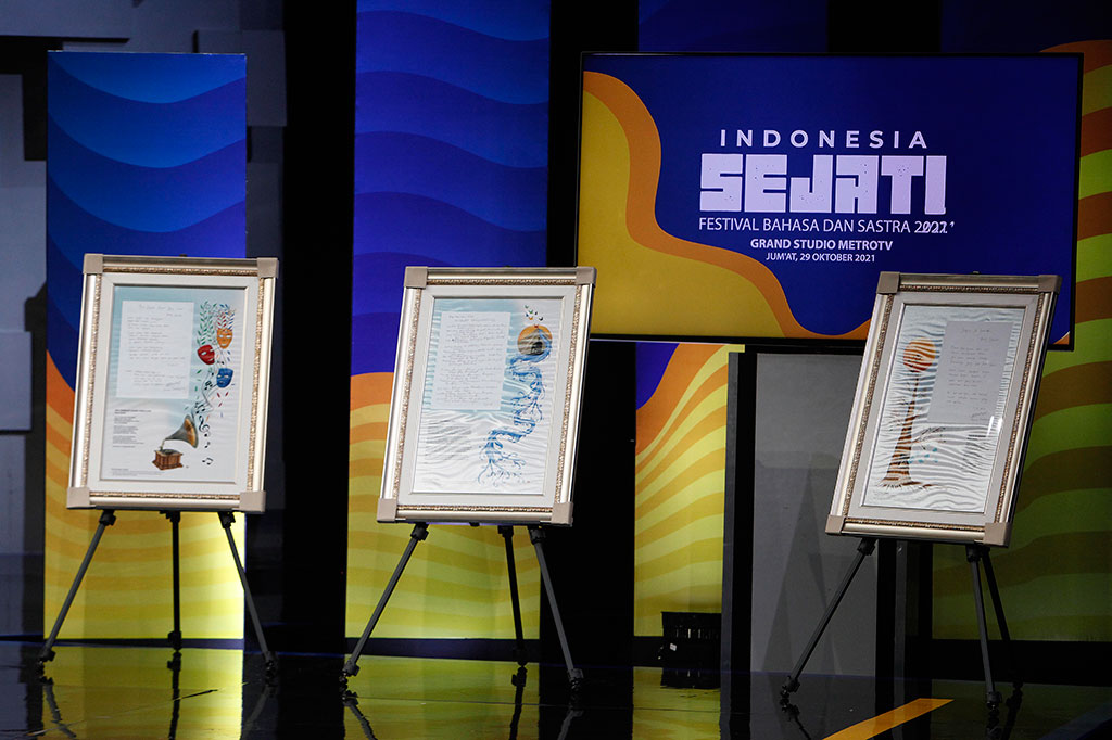 Selain pembacaan puisi, pada acara puncak juga akan dilakukan lelang puisi dari enam penyair Indonesia, Remy Sylado, Joko Pinurbo, Inggit Putria Marga, Acep Zamzam Noor, Sihar Ramses, dan Iwan Jaconiah. Hasil lelang akan didonasikan untuk anak yatim piatu korban covid-19 melalui Benih Baik.