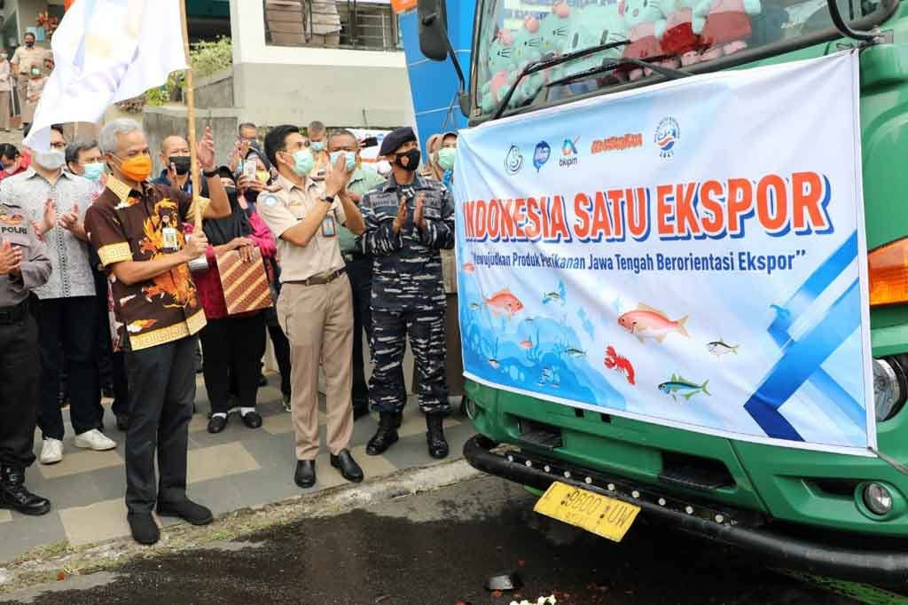 Gubernur Jawa Tengah Ganjar Pranowo melepas ekspor perdana minyak atsiri nilam ke Prancis oleh anak Perusahaan Sido Muncul, PT Semarang Herbal Indoplant (SHI), Jumat, 29 Oktober 2021.