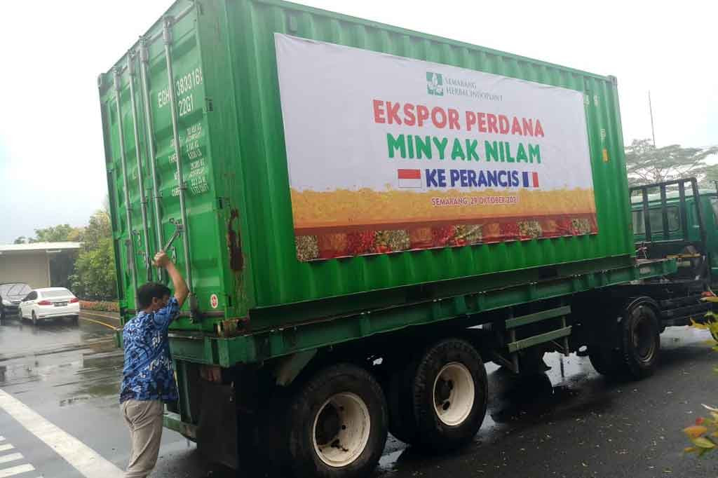 Diakuinya, potensi pasar ekspor minyak atsiri sangat besar, khususnya sebagai bahan pengikat parfum. Kebutuhan minyak atsiri dunia saat ini mencapai 1.400 - 1.500 matrix ton per tahun, dengan 90 persen dipenuhi dari Indonesia, serta sisanya dari India dan Madagaskar.